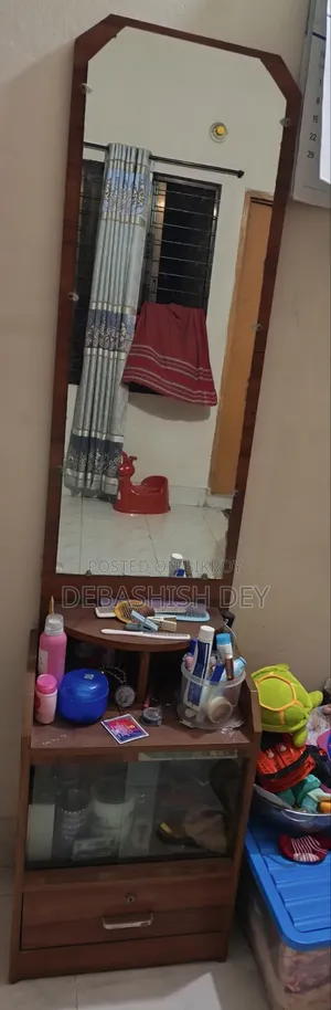 ড্রেসিং টেবিলে