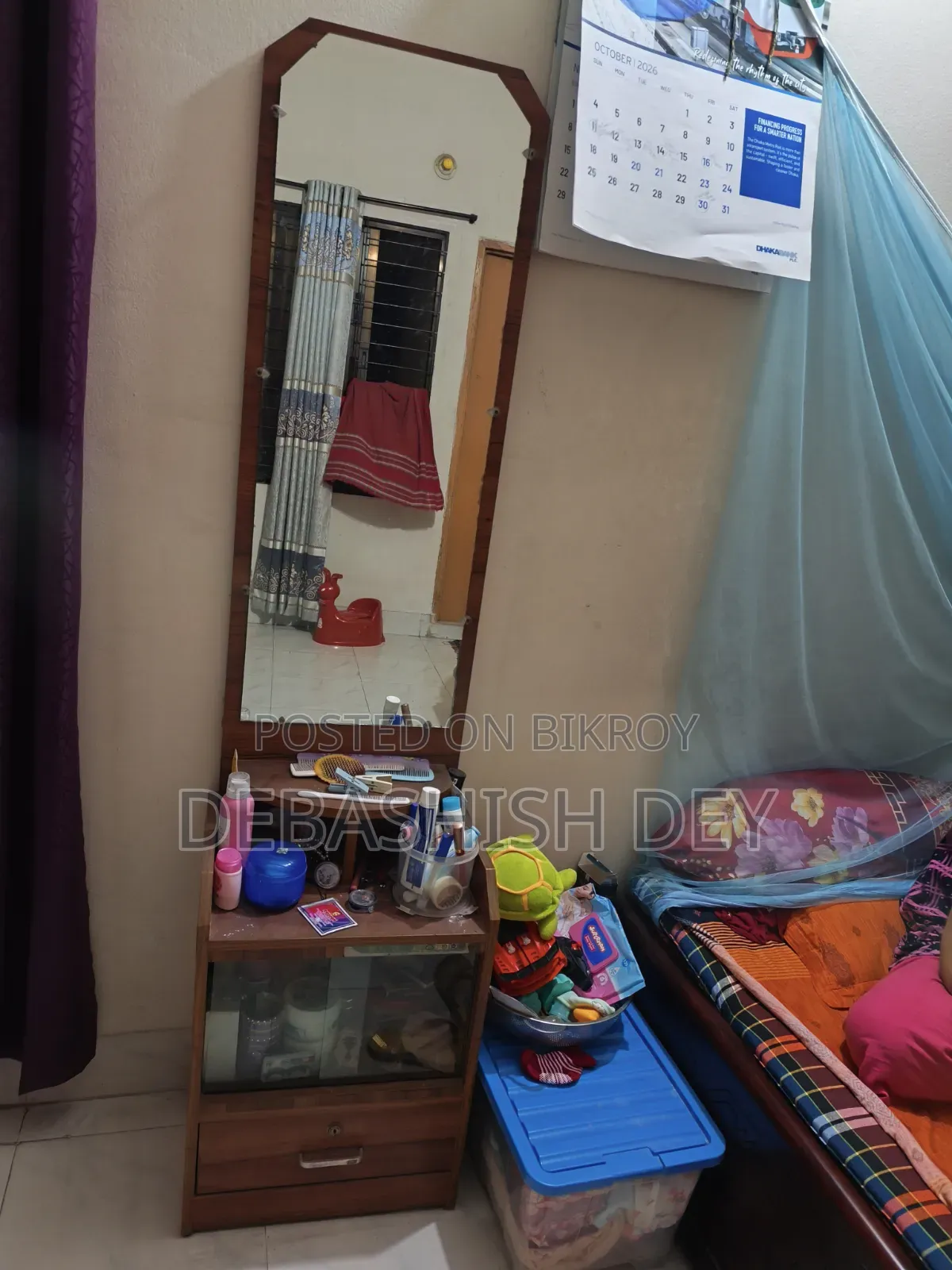 ড্রেসিং টেবিলে