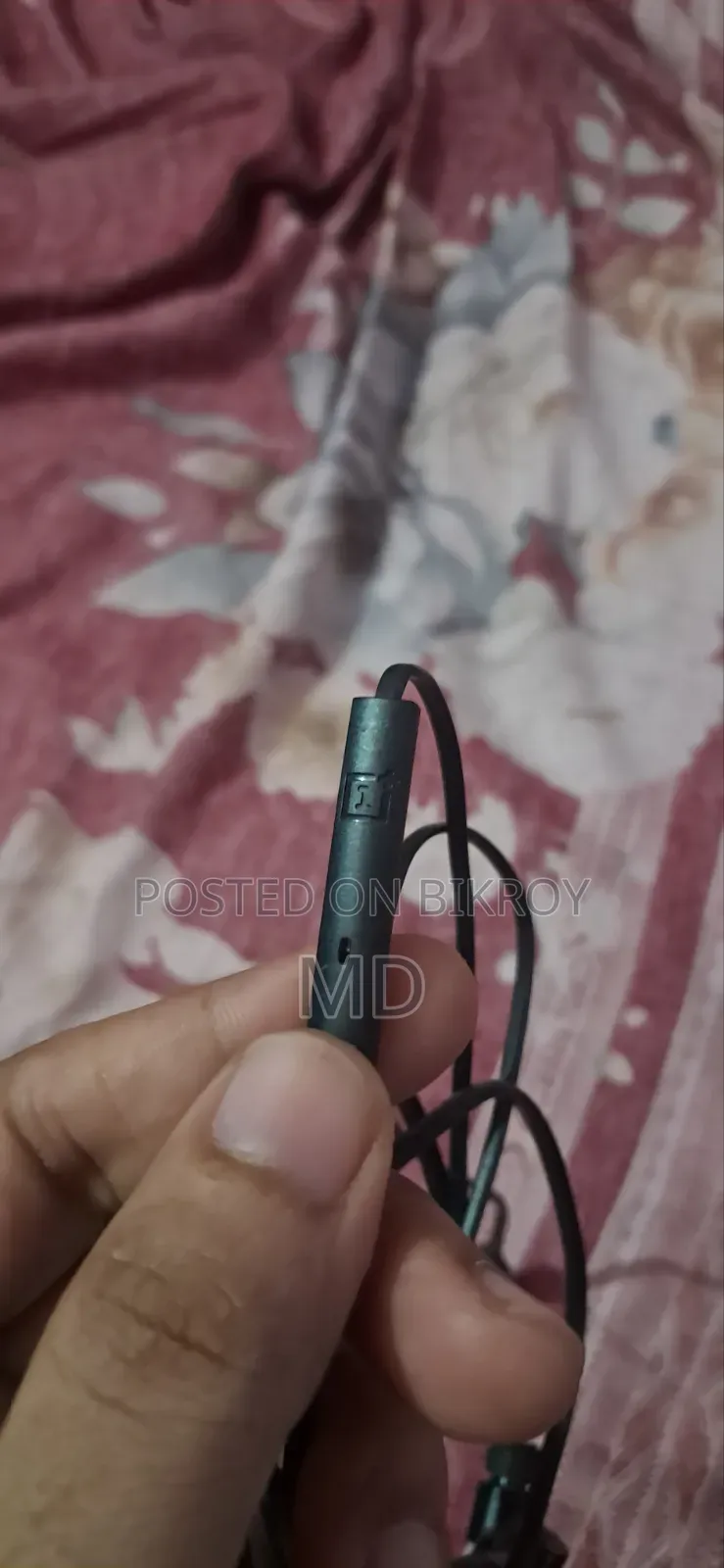 অরিজিনাল চার্জার ৮০ ওয়াট এবং ওয়ানপ্লাস ইয়ারফোন অরিজিনাল