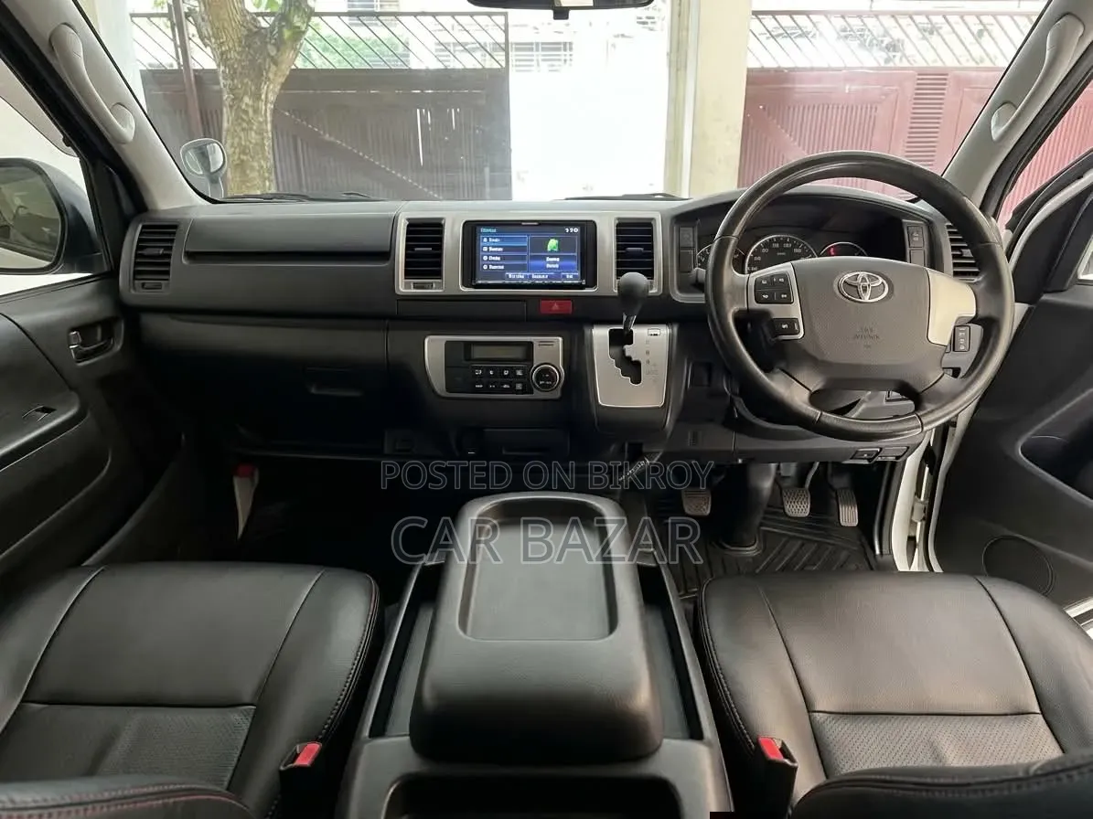 Toyota HiAce 2017 Silver