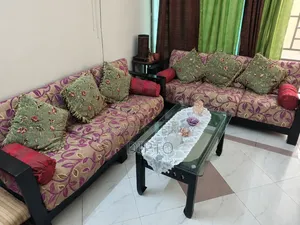 টি টেবিল সহ সোফা সেট