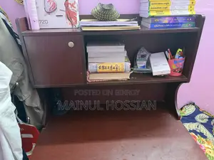 পড়ার টেবিল