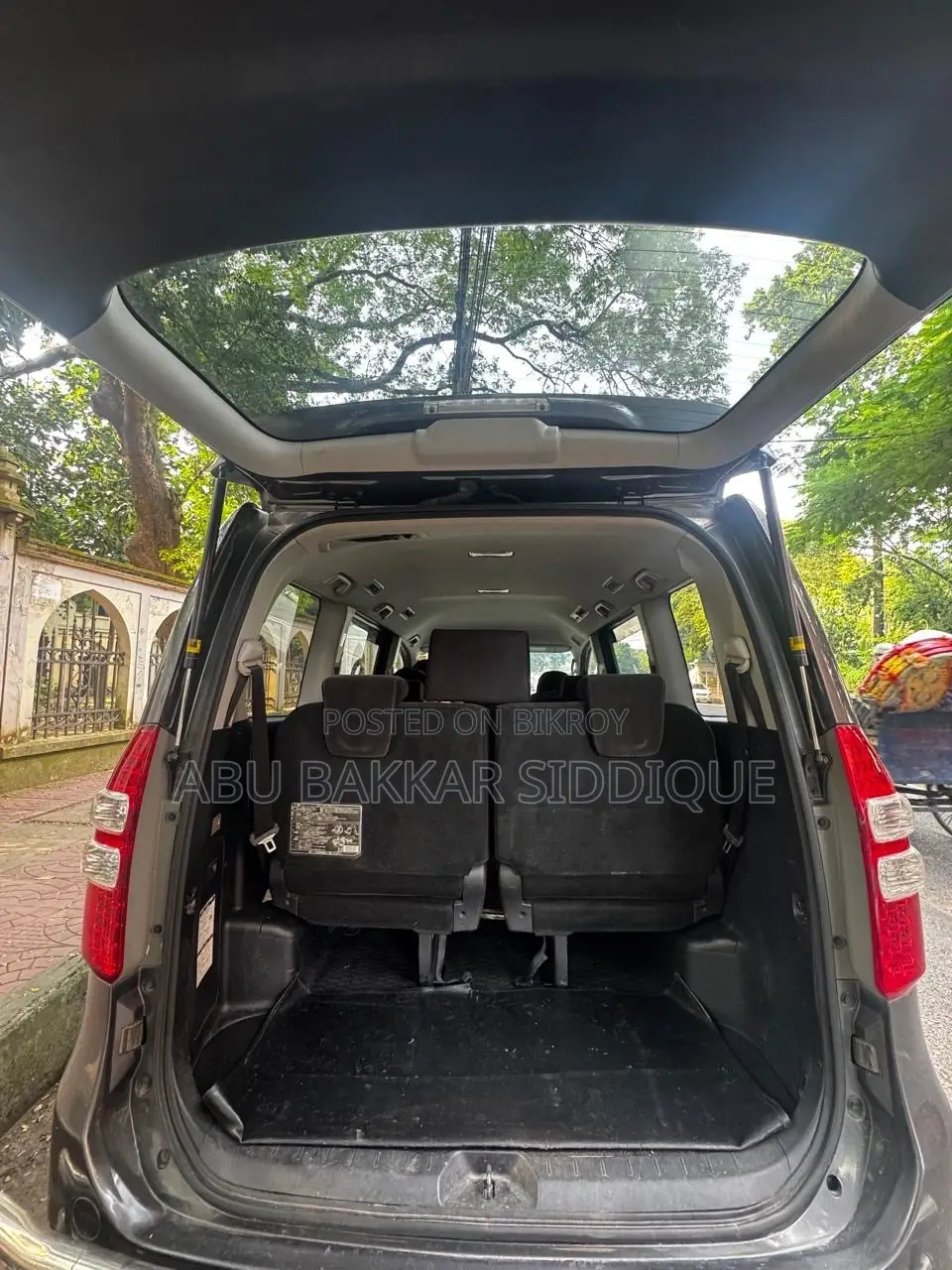 টয়োটা নোয়া ২.০ ১৫৮এইচপি এডব্লিউডি (৭ সিটার) ২০১১ কালো