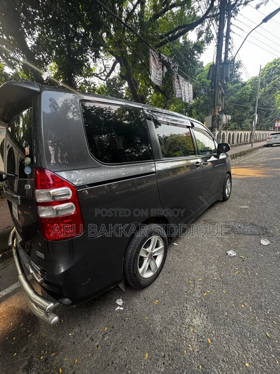টয়োটা নোয়া ২.০ ১৫৮এইচপি এডব্লিউডি (৭ সিটার) ২০১১ কালো