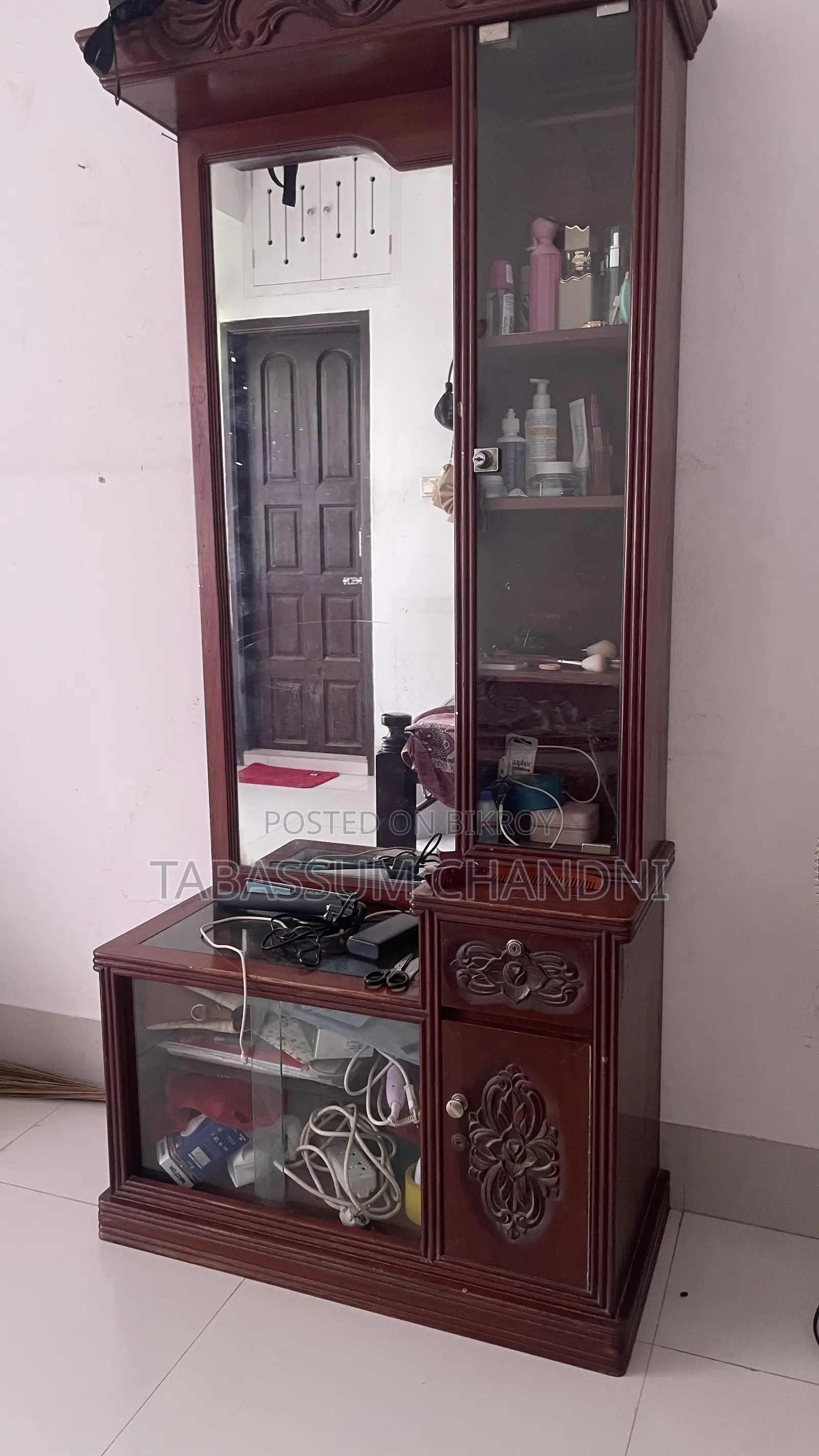 উডেন ড্রেসিং টেবিল। কাঠের ড্রেসিং টেবিল