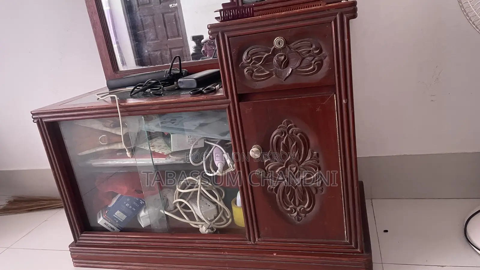 উডেন ড্রেসিং টেবিল। কাঠের ড্রেসিং টেবিল