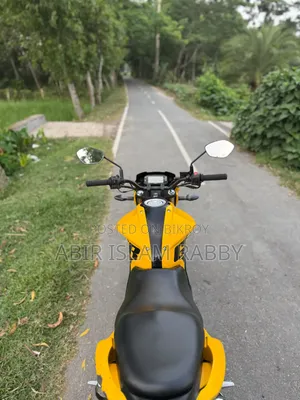 সুজুকি গিক্সার ২০২২ হলুদ