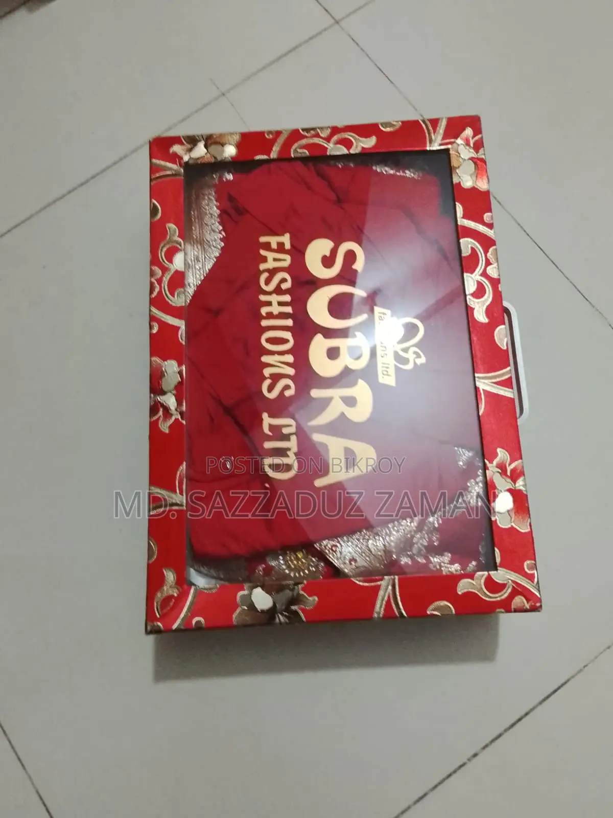 সাজসজ্জাময় পাড় সহ লাল ঐতিহ্যবাহী শাড়ি