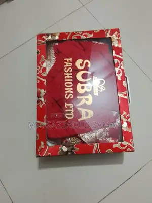 সাজসজ্জাময় পাড় সহ লাল ঐতিহ্যবাহী শাড়ি