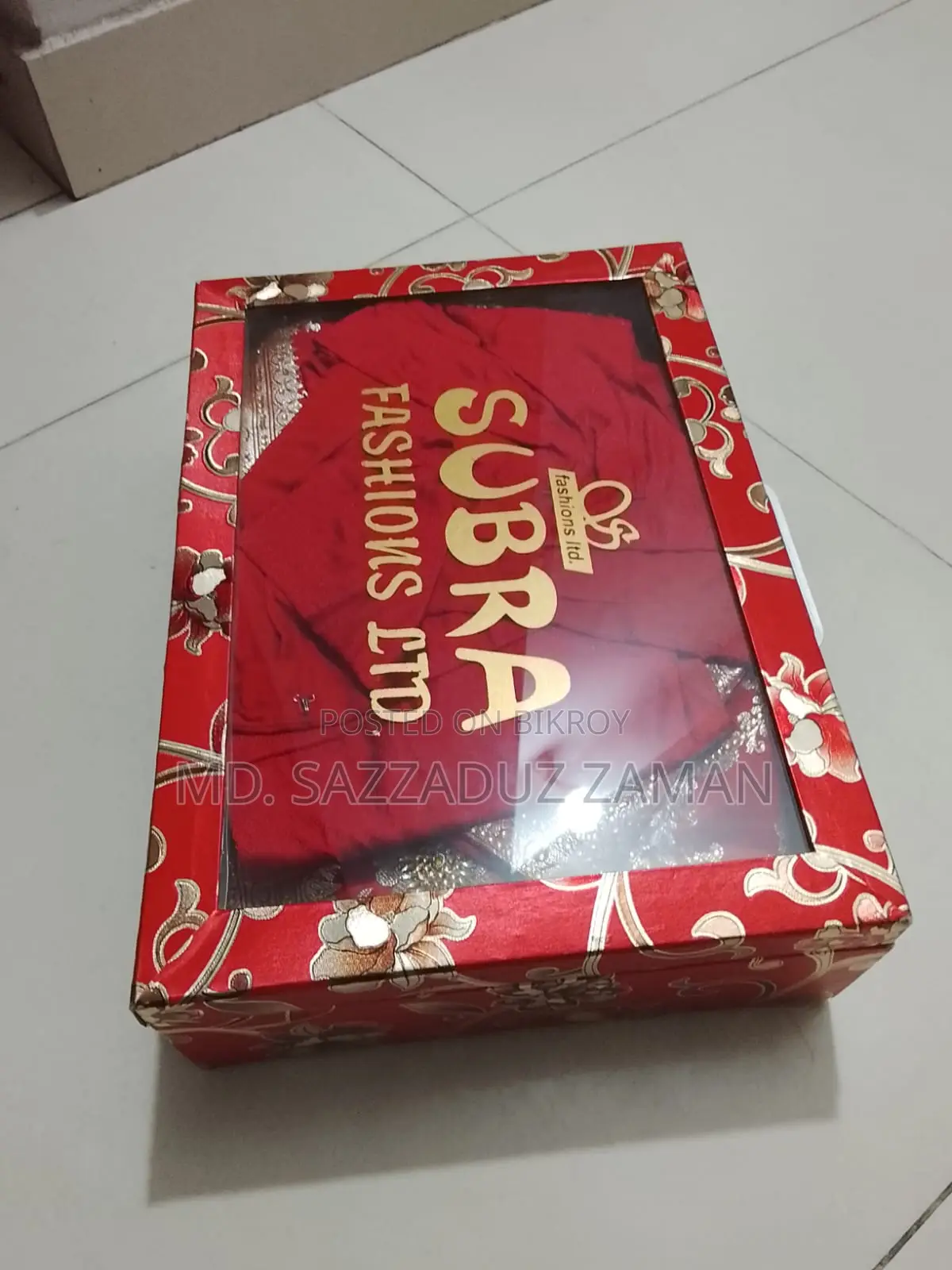 সাজসজ্জাময় পাড় সহ লাল ঐতিহ্যবাহী শাড়ি