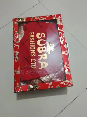 সাজসজ্জাময় পাড় সহ লাল ঐতিহ্যবাহী শাড়ি