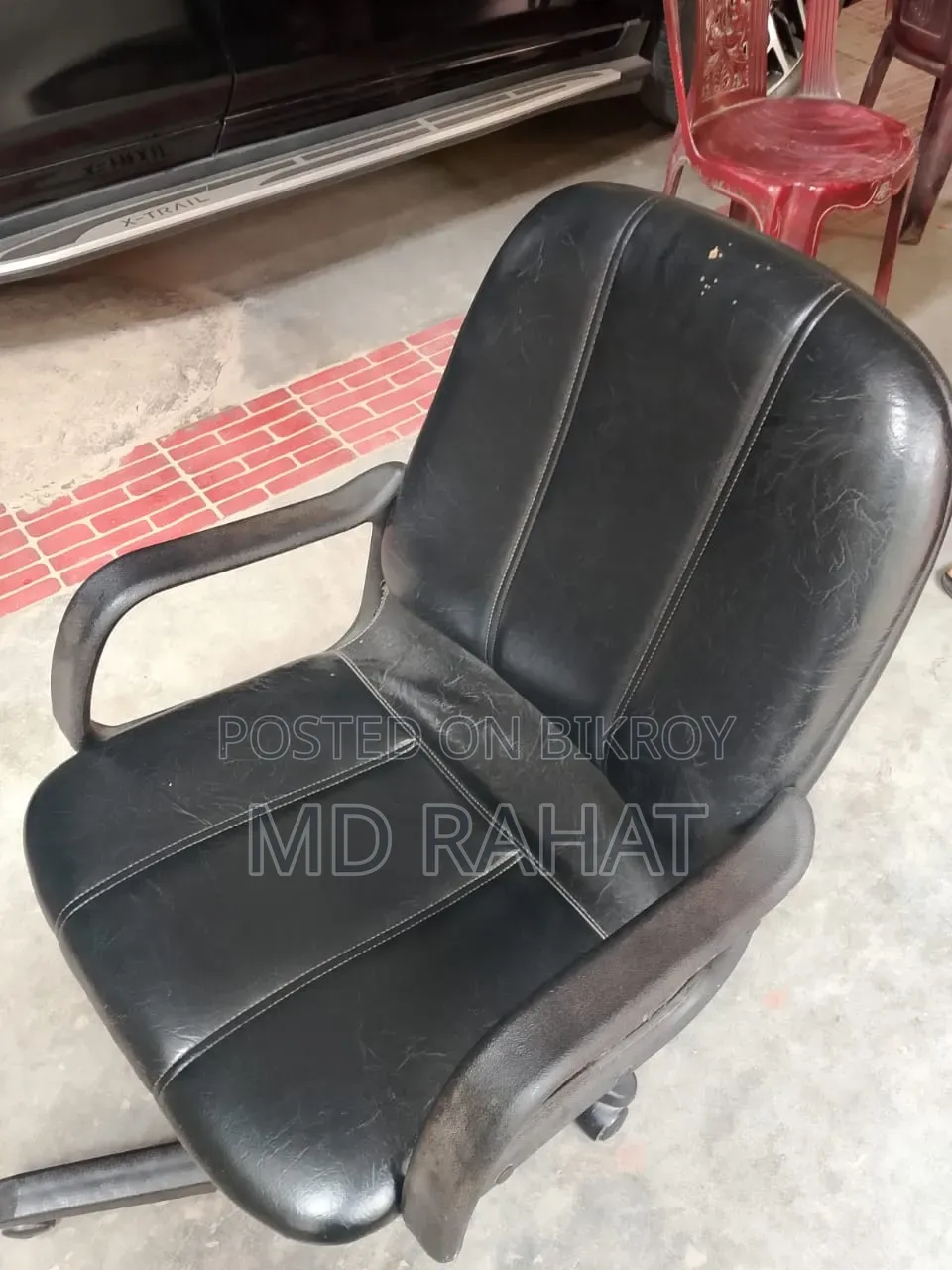 অফিস চেয়ারটা বিক্রি করা হবে