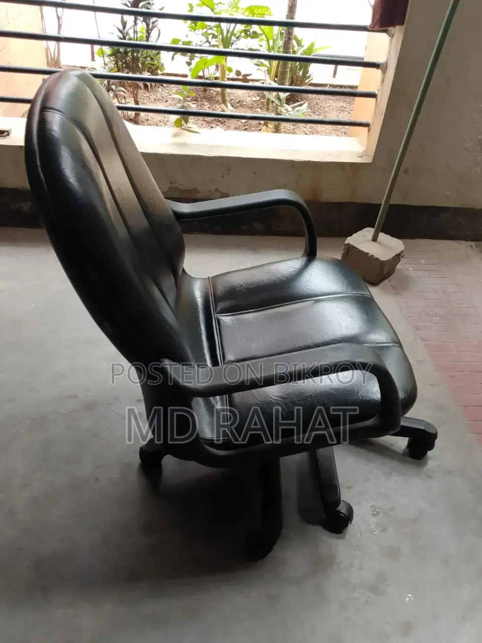 অফিস চেয়ারটা বিক্রি করা হবে