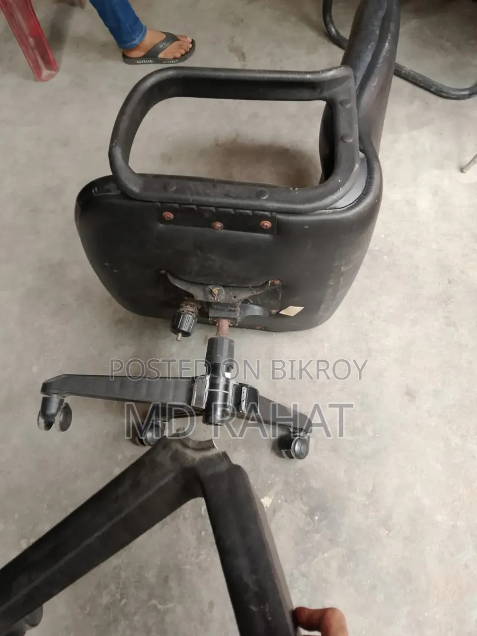 অফিস চেয়ারটা বিক্রি করা হবে