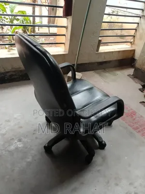 অফিস চেয়ারটা বিক্রি করা হবে