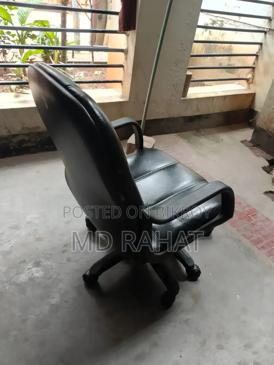 অফিস চেয়ারটা বিক্রি করা হবে