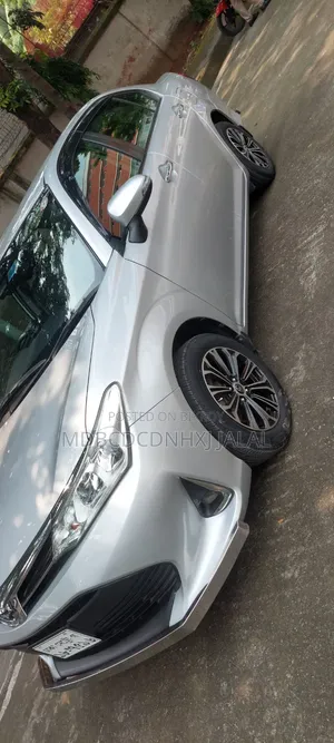 টয়োটা এক্সিও ২০২৪ রূপালী
