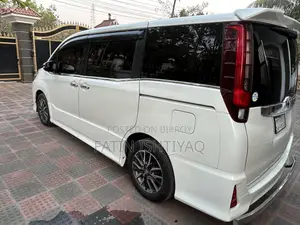Toyota Noah 2014 Pearl