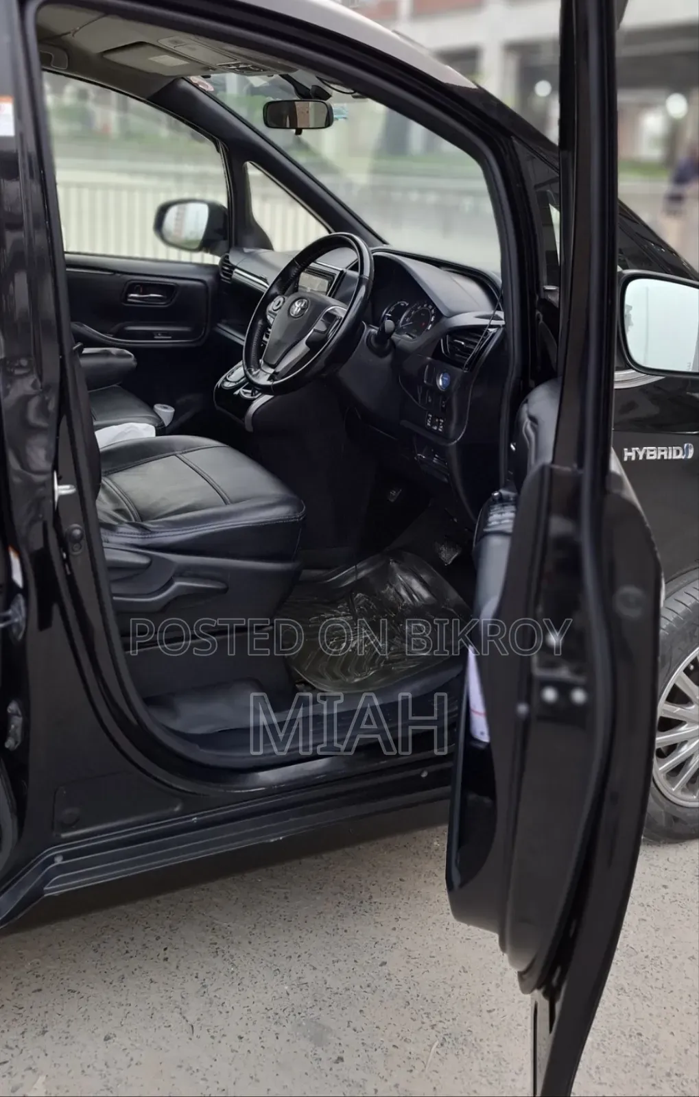 Toyota Esquire 1.8 Front-Wheel Drive Hybrid (7-seater) 2014 Black