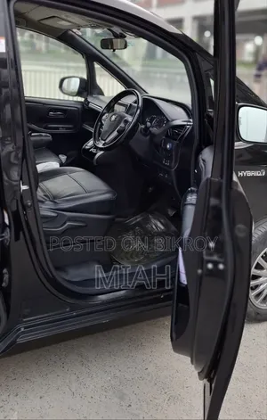 Toyota Esquire 1.8 Front-Wheel Drive Hybrid (7-seater) 2014 Black