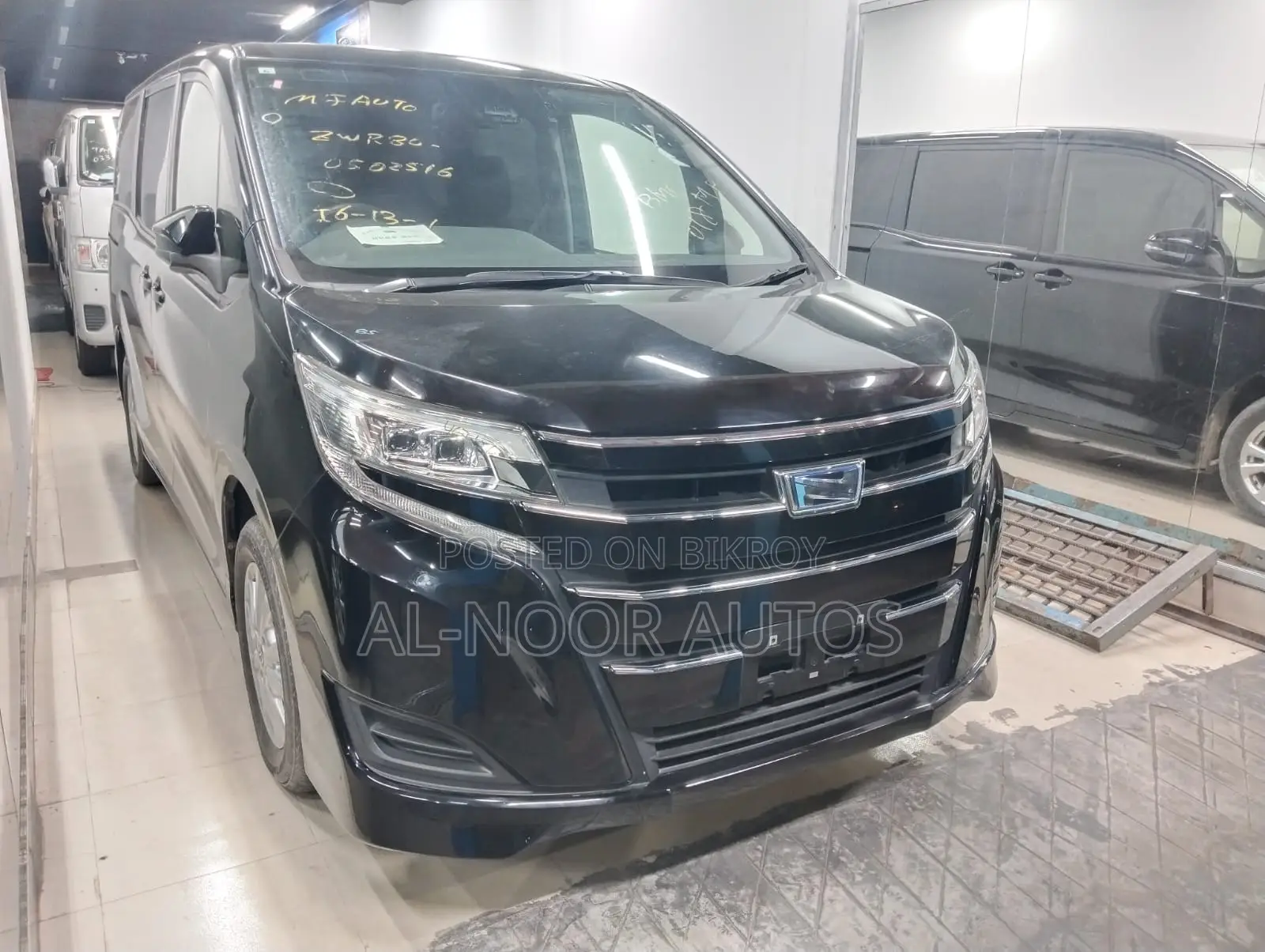 Toyota Noah 1.8 FWD Hybrid (7 seater) 2021 Black