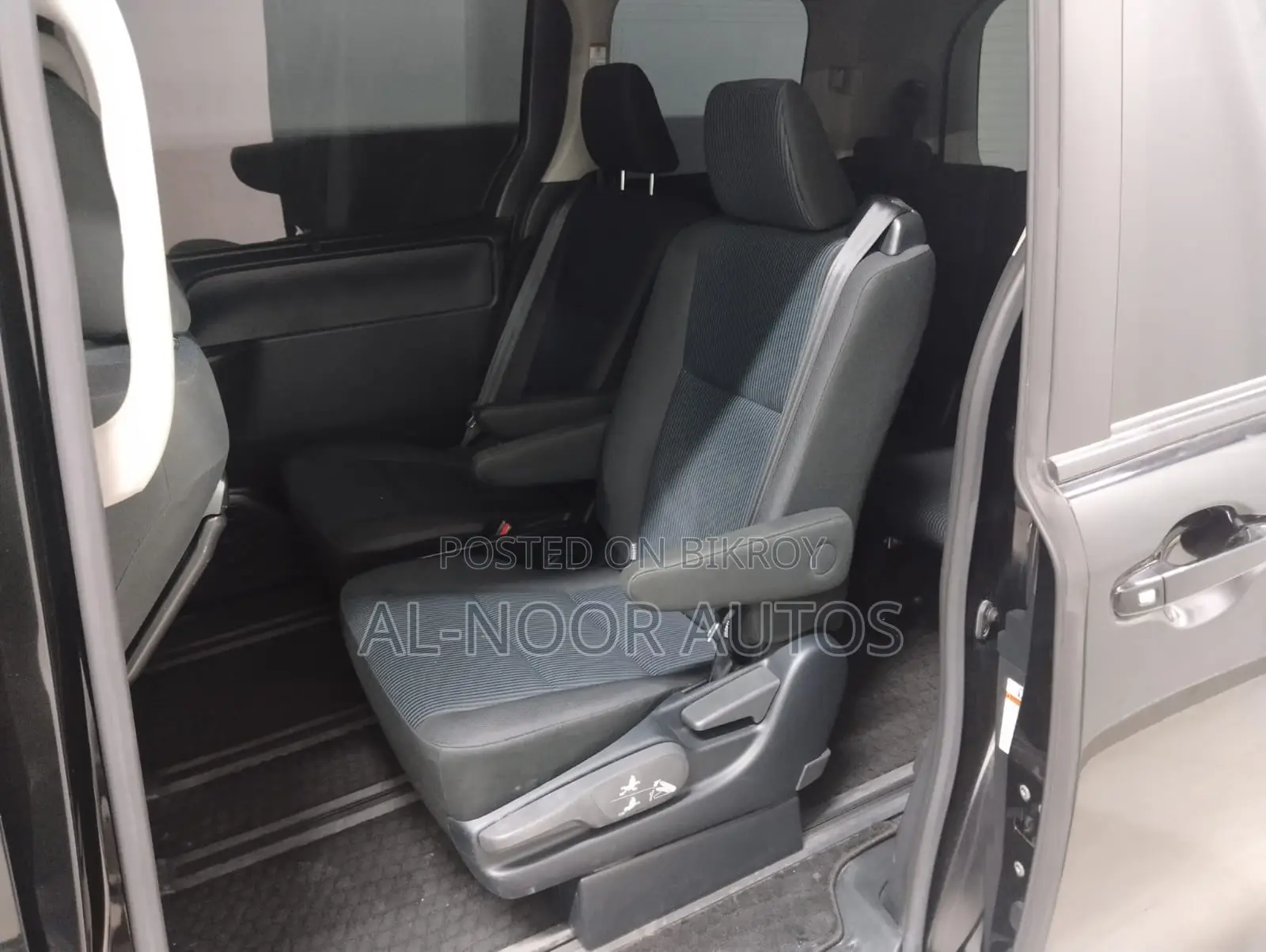 Toyota Noah 1.8 FWD Hybrid (7 seater) 2021 Black