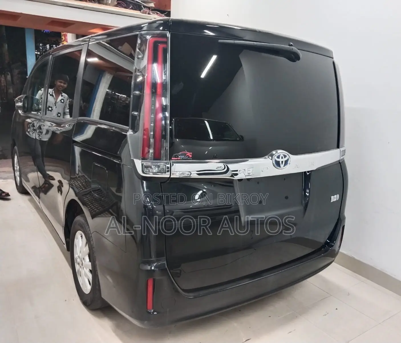 Toyota Noah 1.8 FWD Hybrid (7 seater) 2021 Black