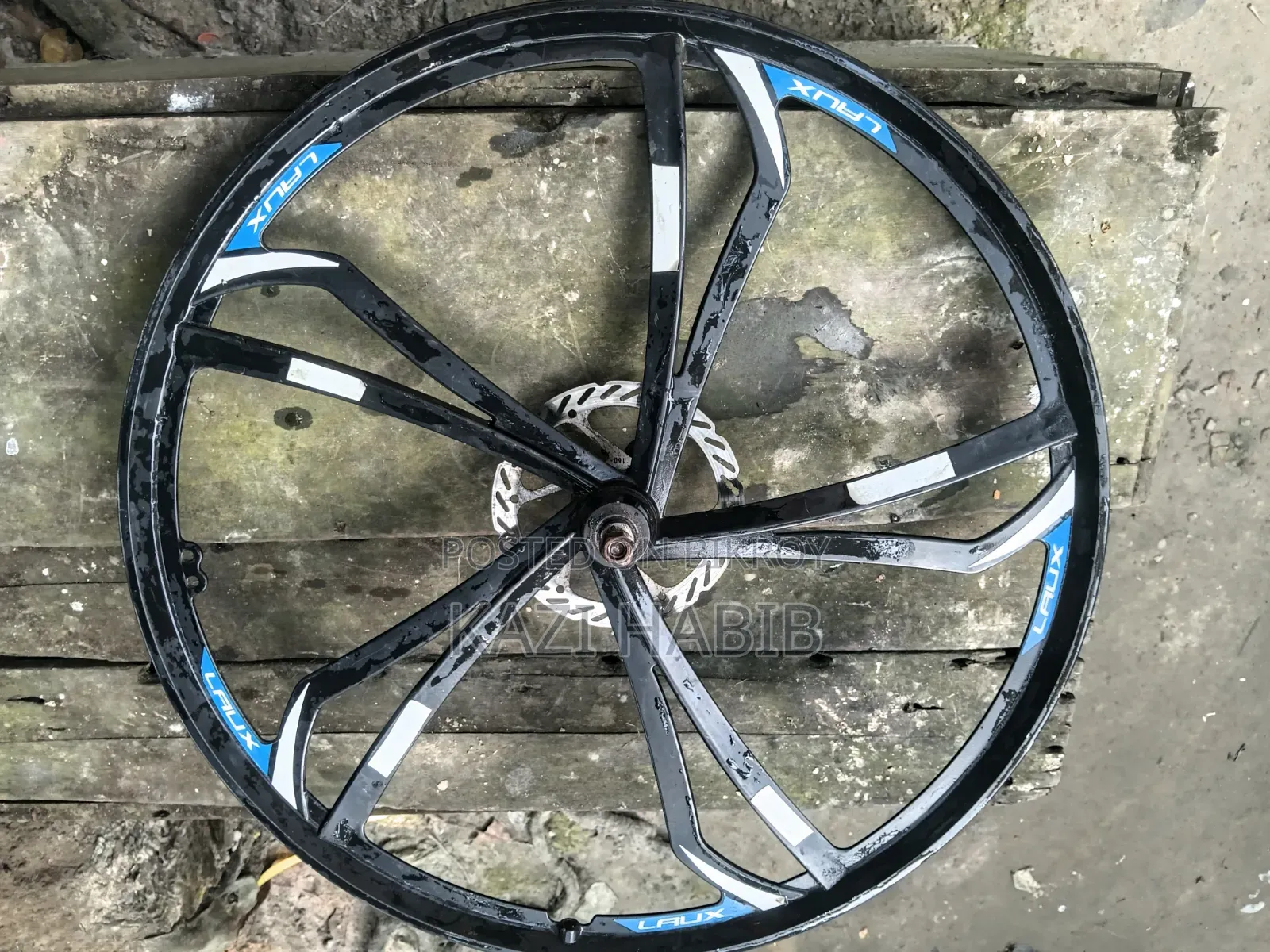 The front cycle rim is brand new.