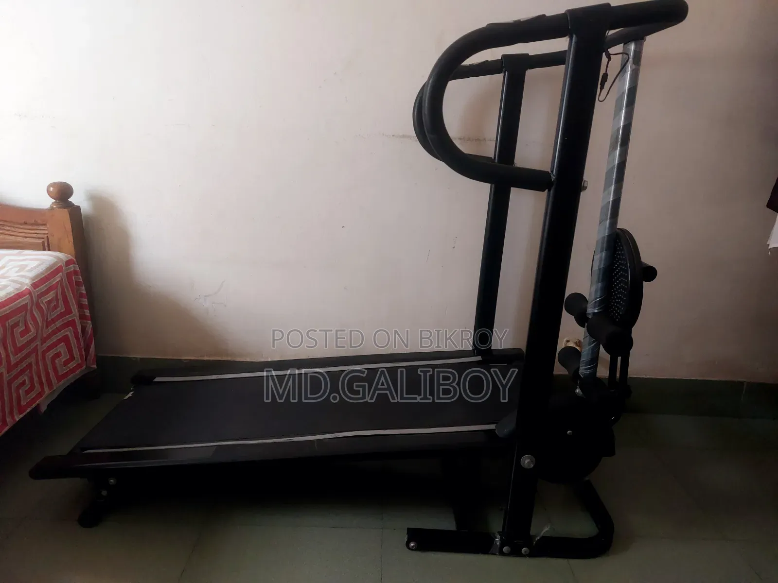 ম্যানুয়াল ট্রেডমিল। [সেল পোস্ট]