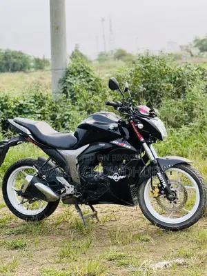 সুজুকি জিক্সার ২০২৩ ব্ল্যাক