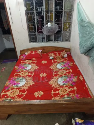 এই খাটটি বিক্রি করা হবে।