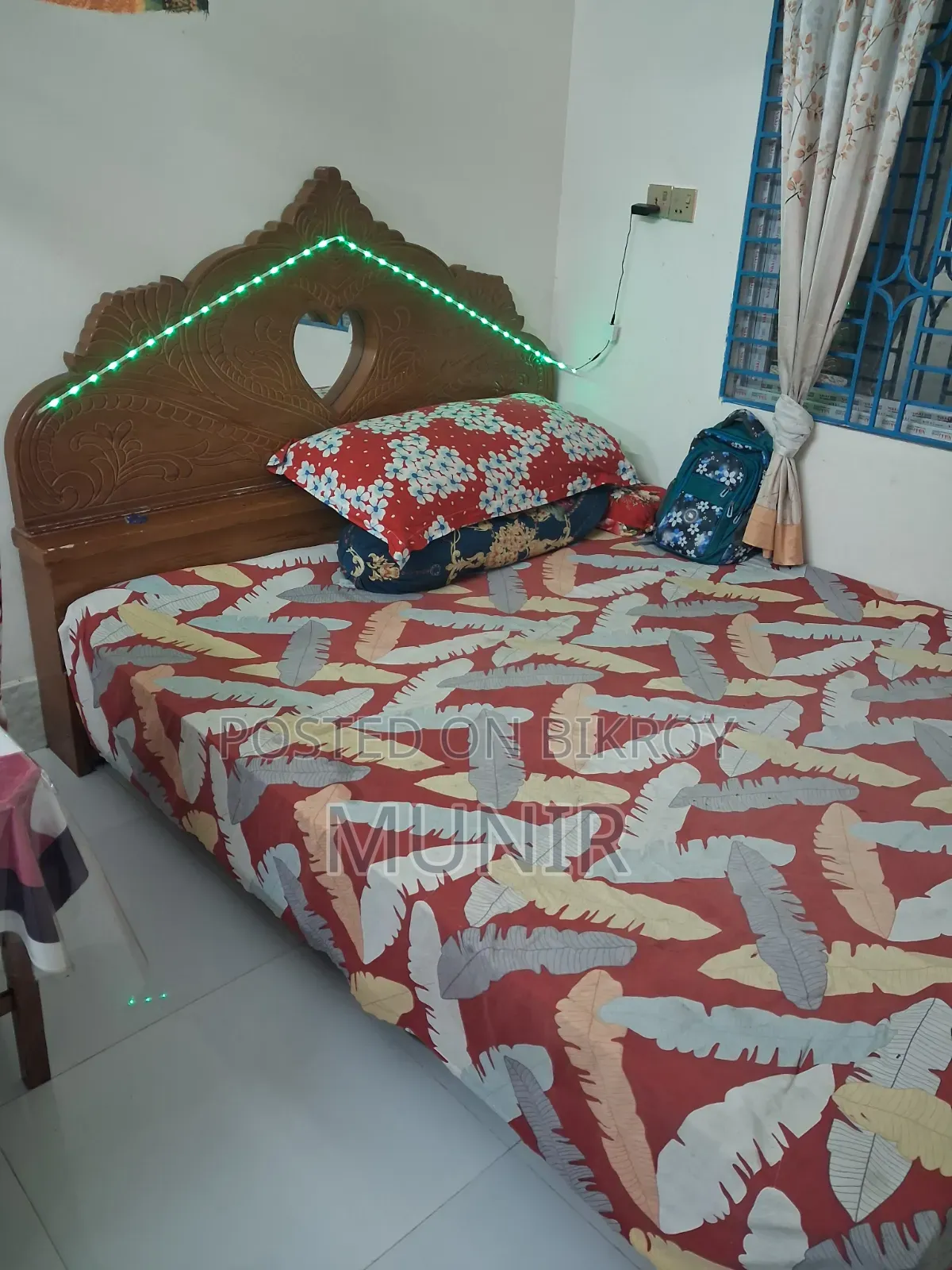খাট, শোকেস, টেবিল।