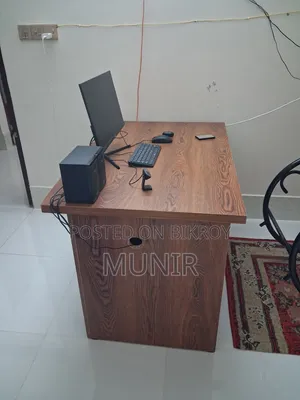 খাট, শোকেস, টেবিল।