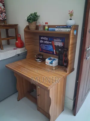 খাট, শোকেস, টেবিল।