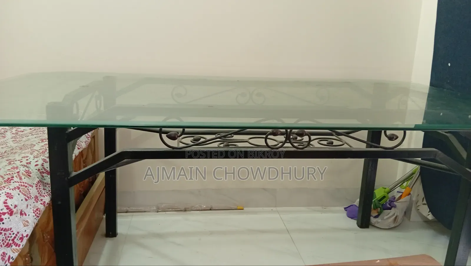 ছয় চেয়ারের ডাইনিং টেবিল