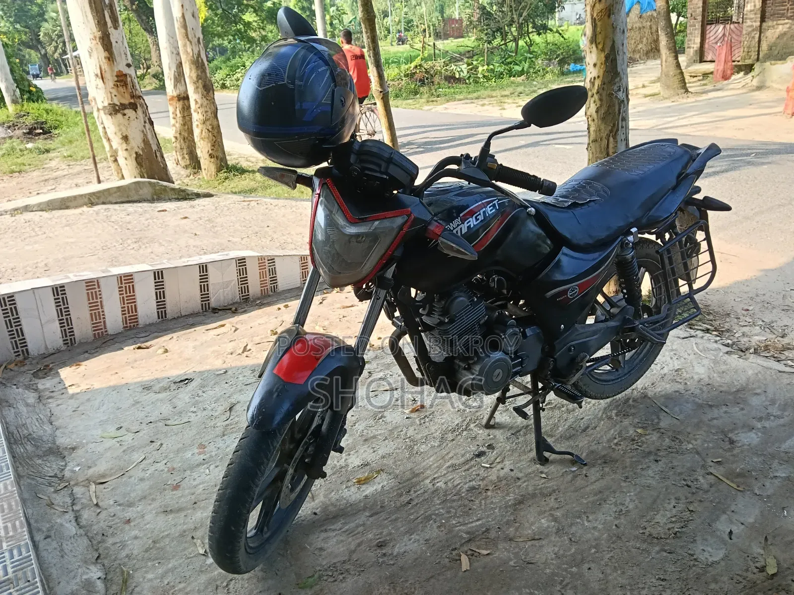 বেনেলি ২০২২ কালো