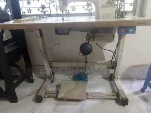 এটি একটি পুরনো কিন্তু সম্পূর্ণ সচল Juki সেলাই মেশিন