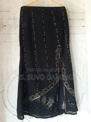 কালো এমব্রয়ডারি করা পাকিস্তানি পার্টি ওয়্যার ড্রেস