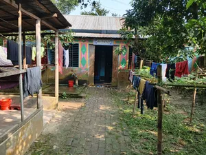 আড়াই কাঠা জমি এবং আড়াই কাটার ভিতর একটি বাড়ি বিক্রয় করা হবে