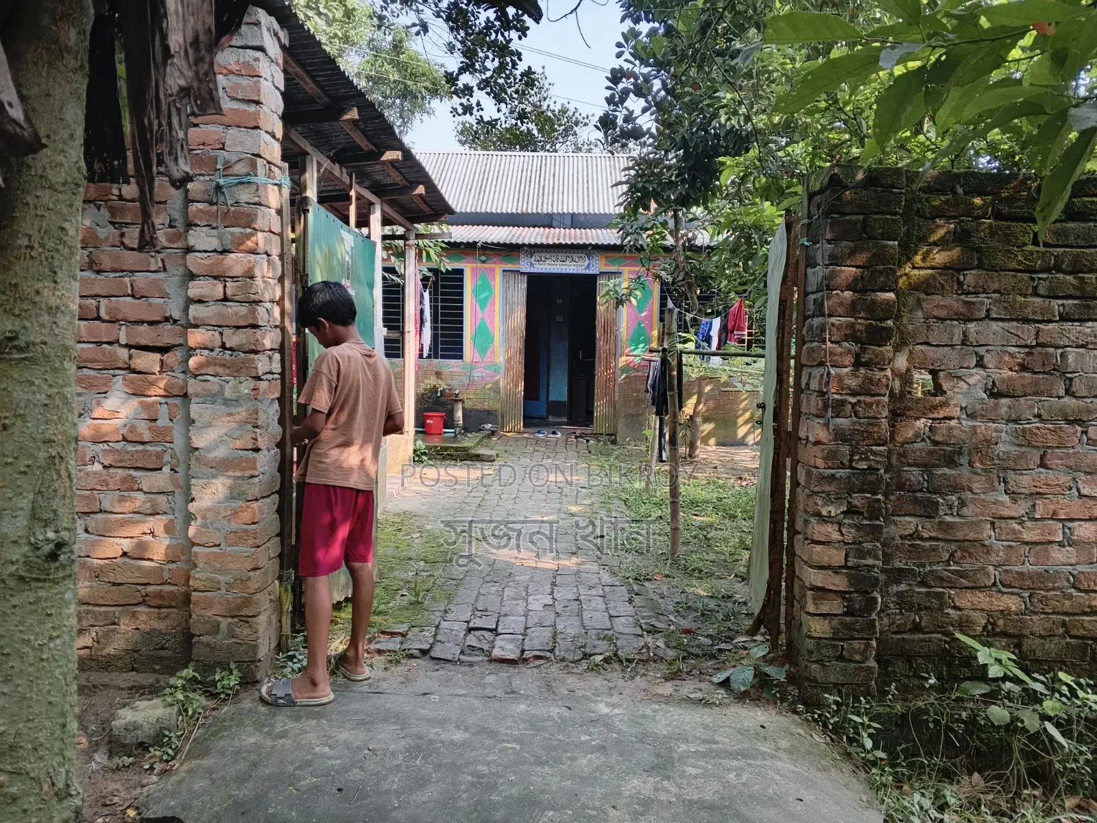 আড়াই কাঠা জমি এবং আড়াই কাটার ভিতর একটি বাড়ি বিক্রয় করা হবে