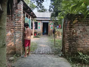 আড়াই কাঠা জমি এবং আড়াই কাটার ভিতর একটি বাড়ি বিক্রয় করা হবে