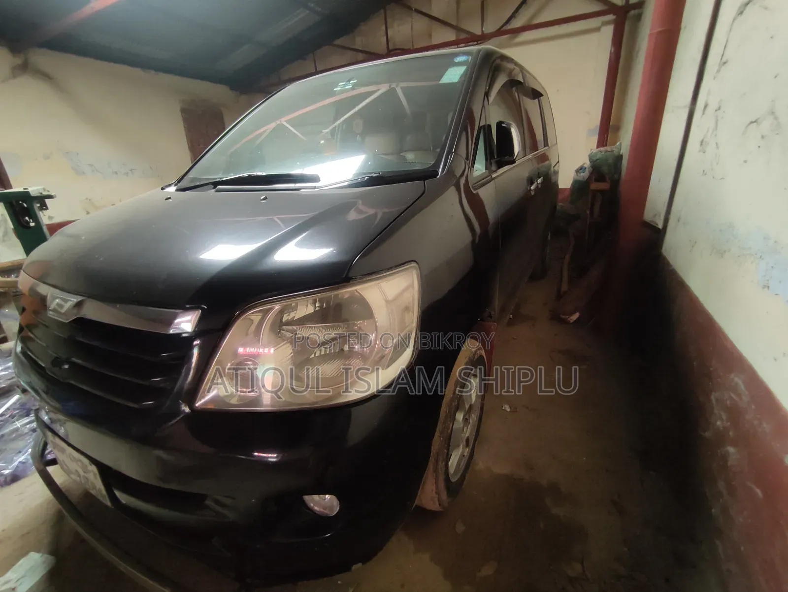 Toyota Noah 2.0 Front Wheel Drive 8 Seater 2003 Black