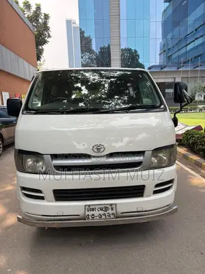 টয়োটা হাইএস ২০০৬ সাদা