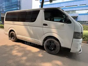 টয়োটা হাইএস ২০০৬ সাদা