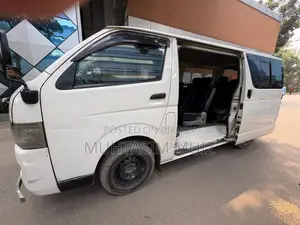 টয়োটা হাইএস ২০০৬ সাদা