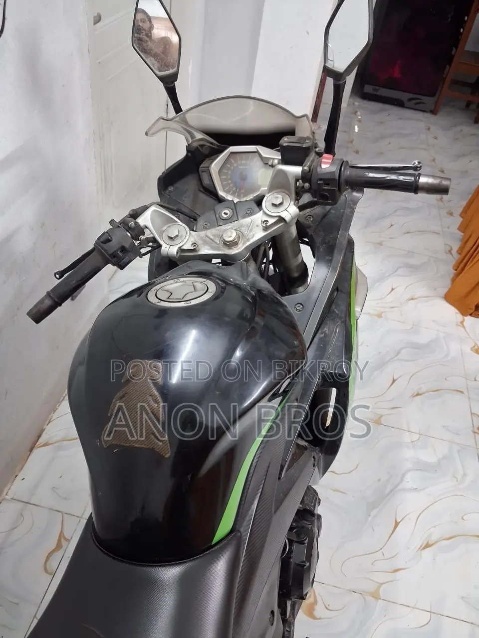 লঞ্চিন সিআর৯ ২০১৮ কালো