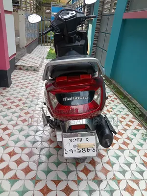 Mahindra Gusto 2017 Red