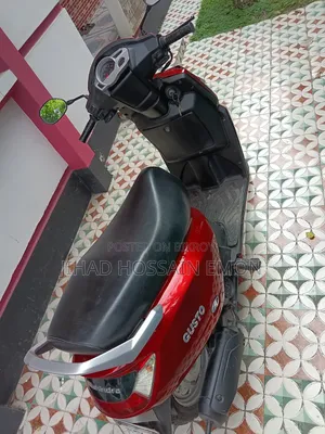 Mahindra Gusto 2017 Red