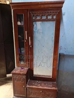 ঘরের ব্যবহৃত ড্রেসিং টেবিল
