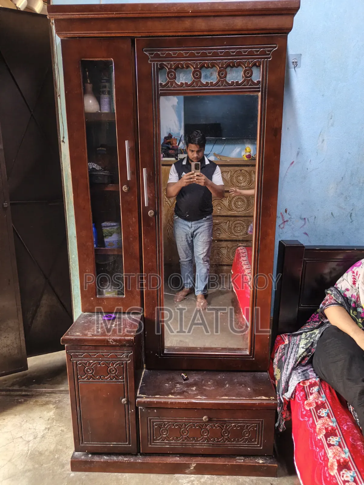 ঘরের ব্যবহৃত ড্রেসিং টেবিল